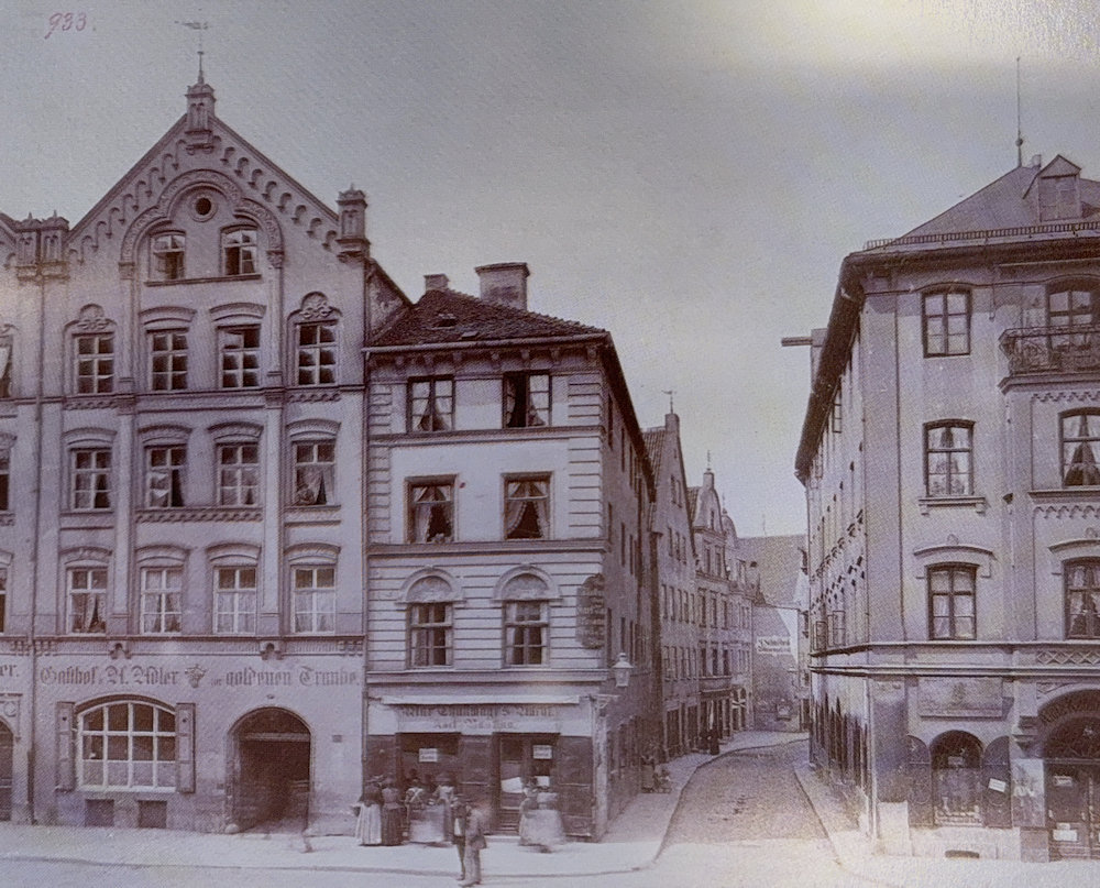 Theatergasse um 1885 mit Gasthof Adler